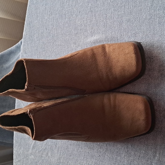 Liz Claiborne Suede Ankle Boot. Camel Color. 8 1/2. Like new - Picture 5 of 6